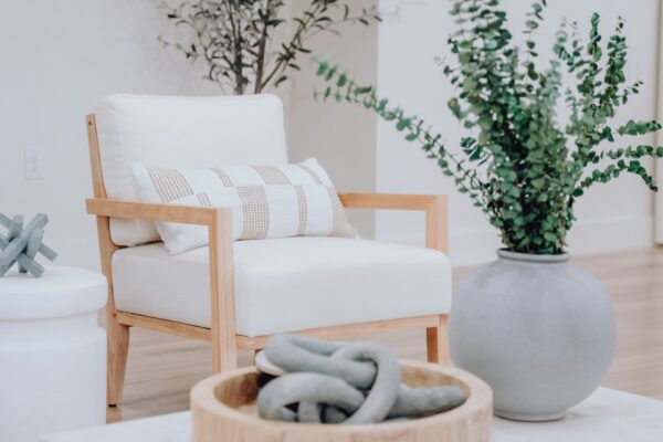 sillón blanco y mesa en detalles minimalistas