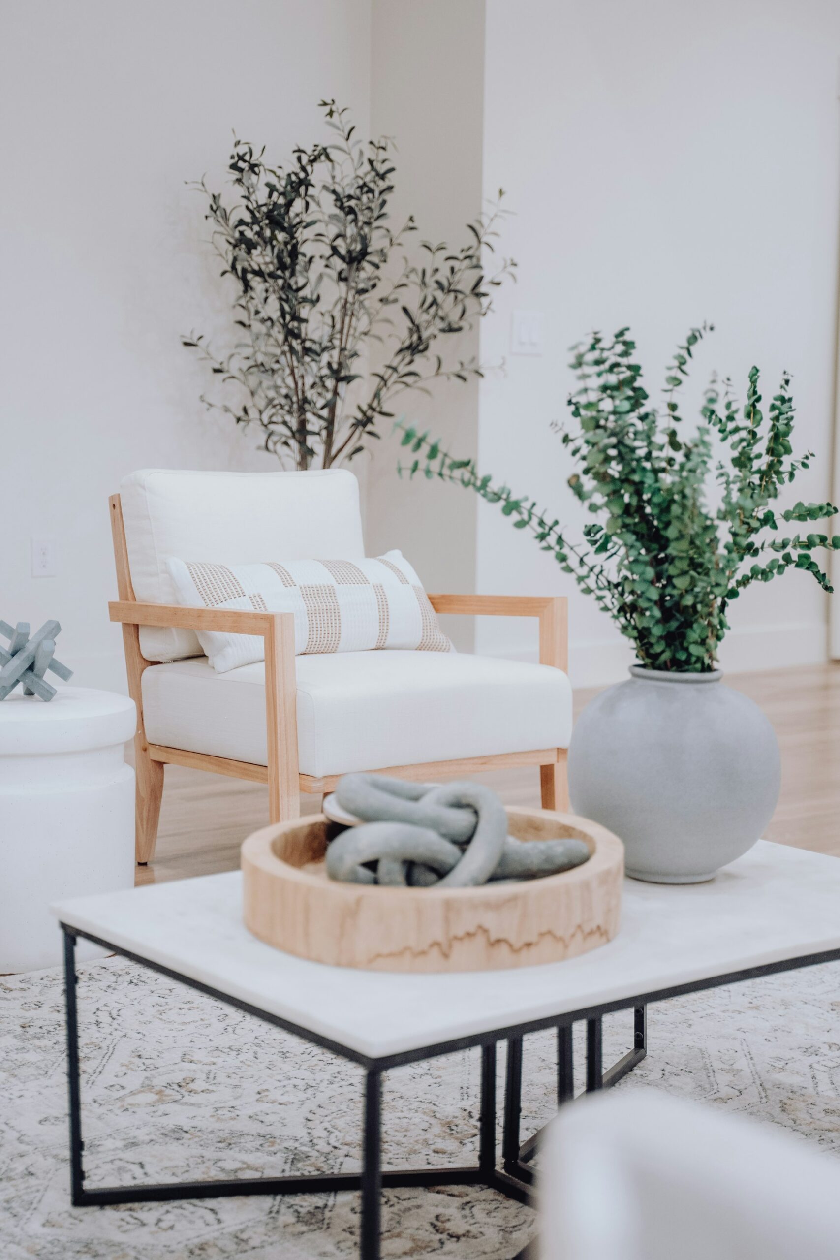 sillón blanco y mesa en detalles minimalistas