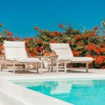 Camastros junto a una piscina en un hotel en la playa