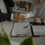 Personas haciendo negocios y dándose la mano