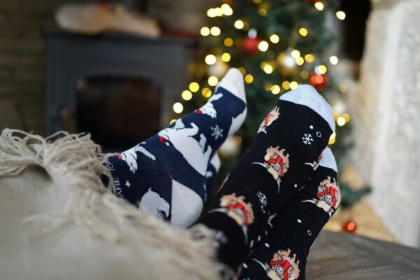 Calcetines navideños frente a la chimenea y árbol de navidad