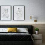 Habitación con una cama, lámpara y un buró con una planta