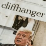 Donald Trump en un periódico