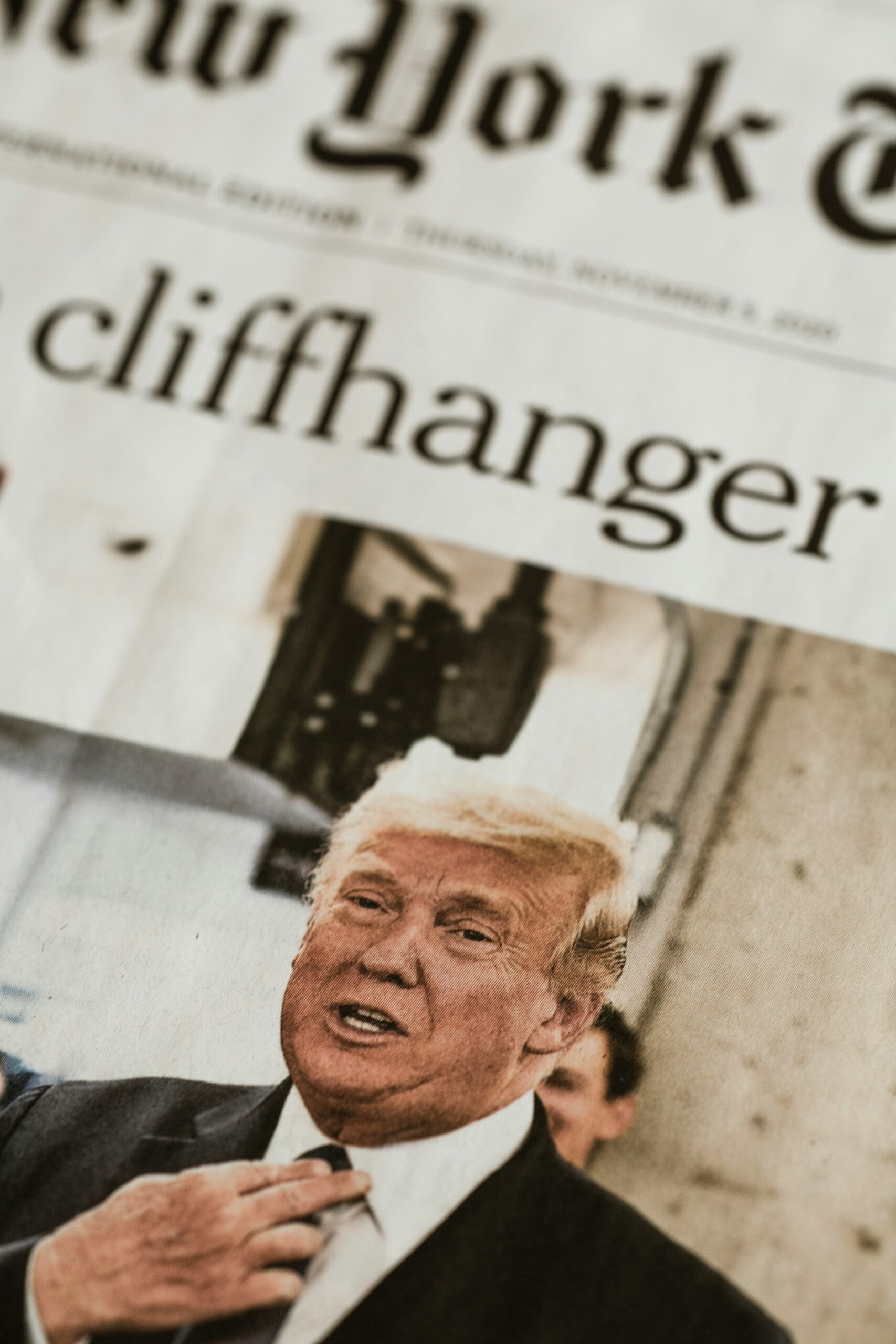 Donald Trump en un periódico