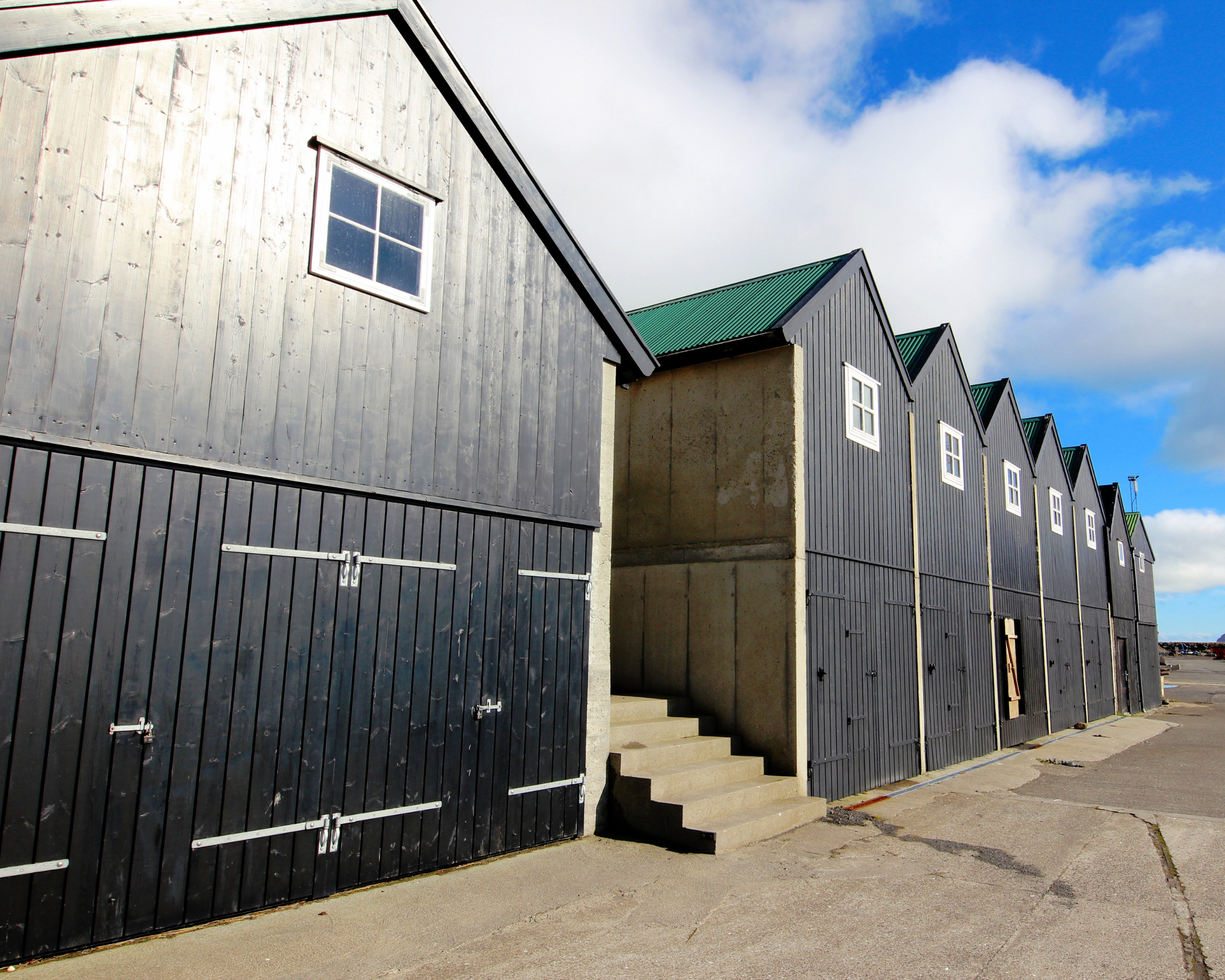 Fila de casas al aire libre en color negro