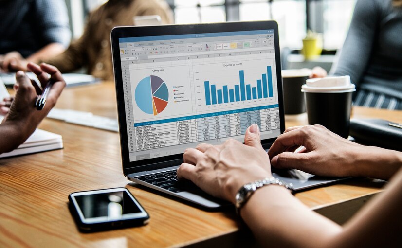 Hombre trabajando en una laptop en donde se visualiza un dashboard de un CRM