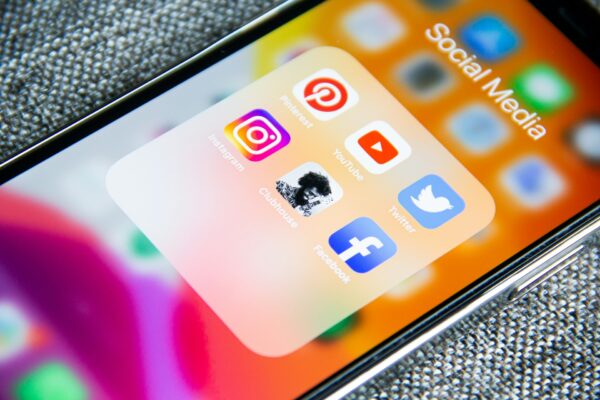 El rol de las redes sociales en la venta de propiedades Aplicaciones de redes sociales vistas desde el telefono